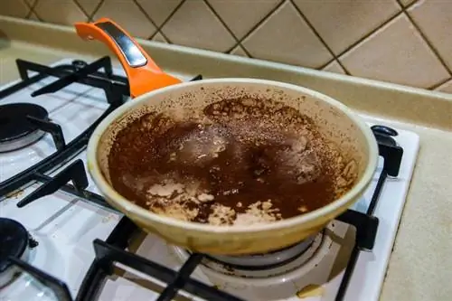 Hur man rengör en bränd panna: Snabba & enkla metoder som fungerar