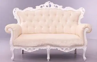 sofa putih dalam gaya Victoria