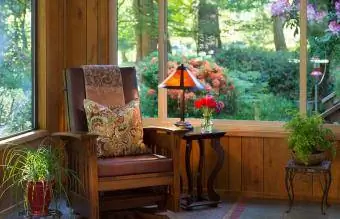 Stolička a lampa s výhľadom do záhrady