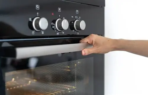Como funciona um forno autolimpante para remover acúmulos?