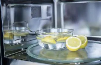 Nililinis ang microwave oven na may lemon