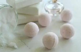 bombes de bain sur la table