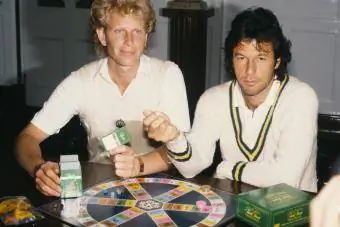 Hráči kriketu Imran Khan (vpravo) a Graham Dilley (1959 - 2011) pri uvedení športovej edície stolovej hry Trivial Pursuit, 1987.