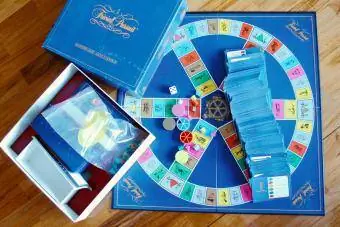 משחק הלוח TRIVIAL PURSUIT - שימוש בעריכה של Getty