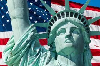 Brīvības statuja un ASV karogs