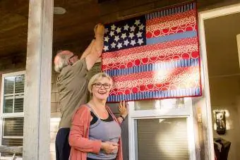 Pāris karājas Amerikas karoga sega