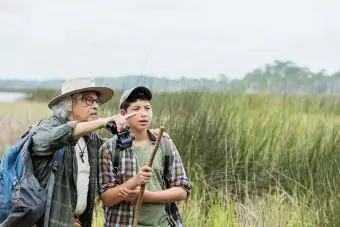 jongen wandelen met grootvader, vogels kijken