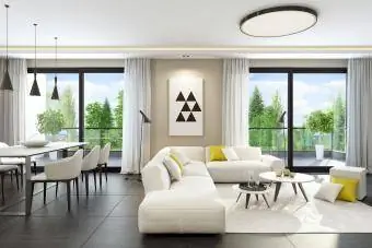 Svieža a moderná obývacia izba v bielom štýle s obkladmi z prírodného kameňa