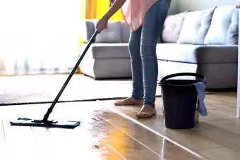 Kvinna som moppar golvet