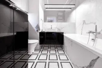 Siyah beyaz tarzda mermer kaplamalı modern banyo