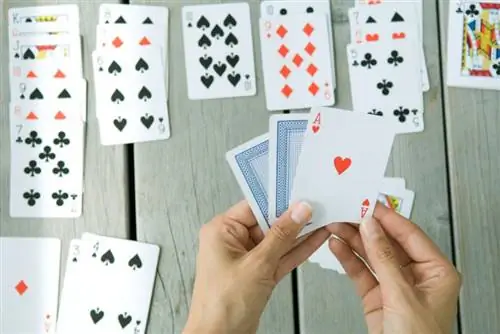 6 zabavnih kartaških igara koje možete igrati sami & Uključite svoj um