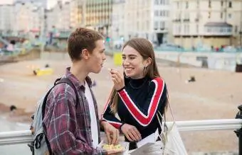 Teenager gibt seinem Freund einen Chip