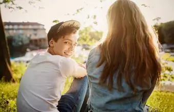 adolescente sentado com uma amiga