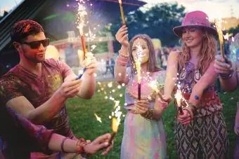 Amigos acendendo fogos de artifício