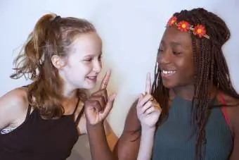 Dve dospievajúce dievčatá hrajúce šarády