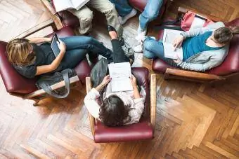 Reunión de estudiantes en la biblioteca.