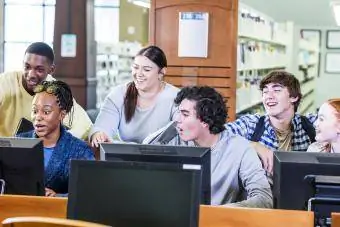 Siswa di perpustakaan menggunakan komputer bersama-sama