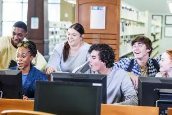 Magkasama ang mga mag-aaral sa library sa mga computer