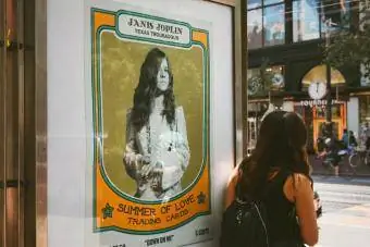 Starý plagát s Janis Joplin na ulici v San Franciscu