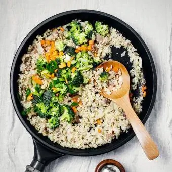 Stegte ris med grøntsager