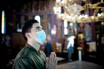 Jeune homme portant un masque de protection à l'église