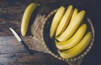 Банани в кошница на масата