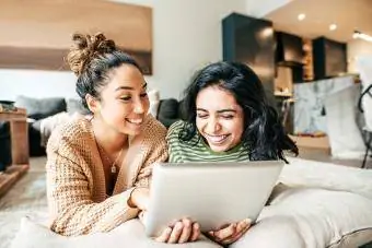 Due studentesse con tablet digitale e cellulare a casa