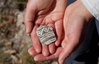 Staroveký keramický črep