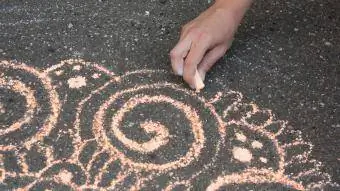 Desenhando uma mandala com giz de calçada.