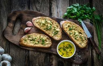 pão de alho na mesa de madeira