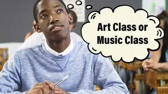 دانش آموز پسر در حال فکر کردن به کلاس هنر یا کلاس موسیقی
