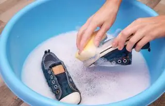 Mujer lavando suela de zapatillas