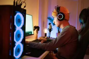 Adolescente jogando videogame em seu quarto