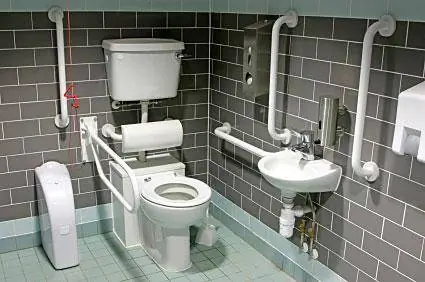 Vannas istabas dizains vecāka gadagājuma cilvēkiem un invalīdiem