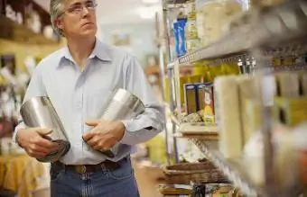 Мъж пазарува в магазин за хранителни стоки