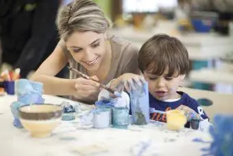 Küçük çocuk ve anne tencere boyama