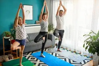 Porodica prakticira jogu kod kuće