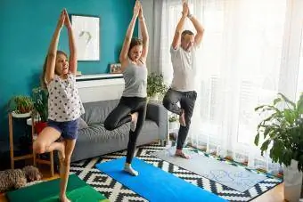 Familjen utövar yoga hemma