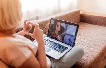 niña hablando con su abuela