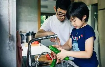 پدر و پسر در حال شستن میوه های تازه