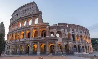 Colosseum (Colosseum) i Rom i skumringen