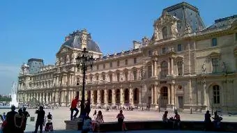 Izvan muzeja Louvre Pariz, Francuska