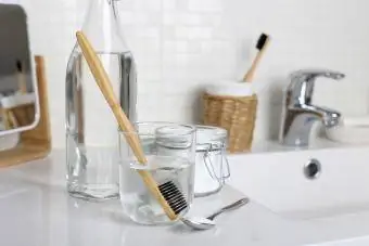 limpe e desinfete a escova de dentes mergulhando-a em vinagre e bicarbonato de sódio
