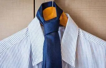ربطة العنق معلقة على شماعة الملابس