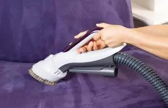 تنظيف الأريكة الجلدية باستخدام فرشاة المكنسة الكهربائية