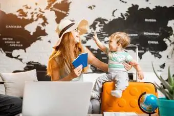 nainen poikavauvan kanssa istuu lentokentällä