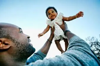 far holder baby datter under blå himmel