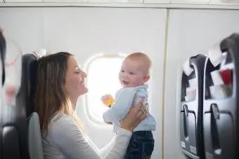 mamma med baby på flyet