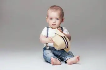 Posing bayi lelaki kecil yang comel