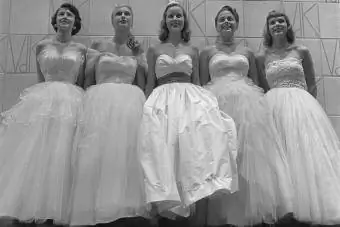 večernje haljine na plesu povratka kući 1950-ih